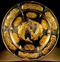 鎏金鱼龙戏珠纹银盘（唐）