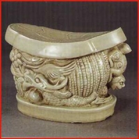 宋青白瓷兽纹枕