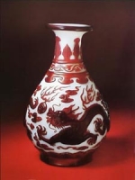 白地套红玻璃云龙纹瓶