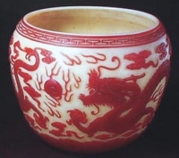 黄地套红玻璃龙纹钵（清乾隆）