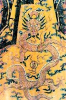 清乾隆皇后礼服前胸刺绣升龙