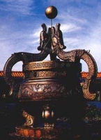 广东珠海市珠海宾馆中的铜香炉上的龙饰