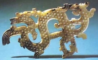 玉镂空龙形饰